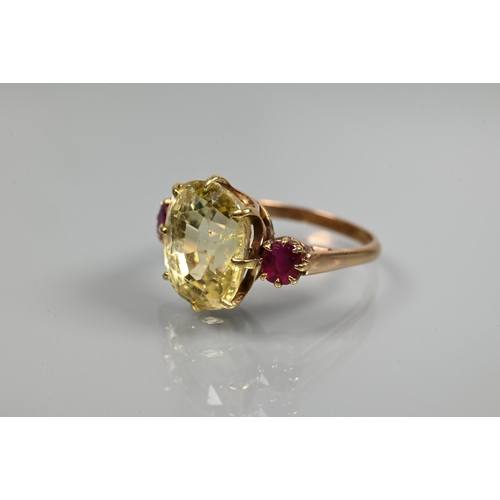 346 - An 18ct yellow gold ring set with central pale yellow stone with ruby to each side, size Q