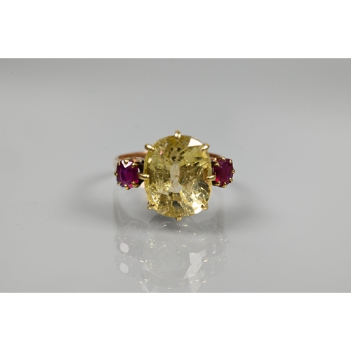 346 - An 18ct yellow gold ring set with central pale yellow stone with ruby to each side, size Q