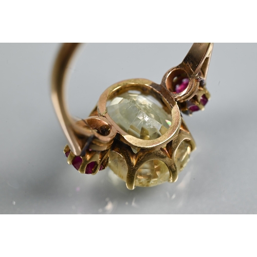 346 - An 18ct yellow gold ring set with central pale yellow stone with ruby to each side, size Q