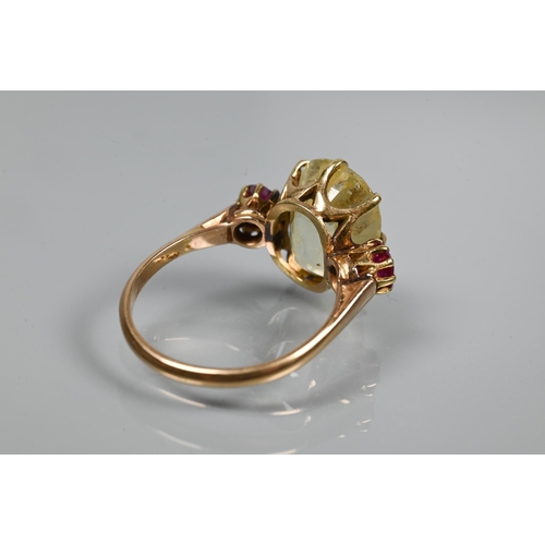 346 - An 18ct yellow gold ring set with central pale yellow stone with ruby to each side, size Q