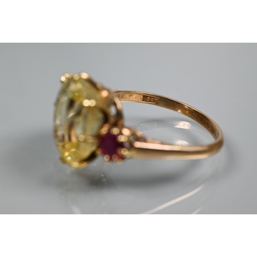 346 - An 18ct yellow gold ring set with central pale yellow stone with ruby to each side, size Q