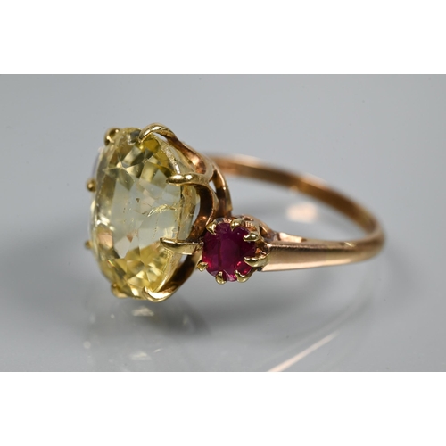 346 - An 18ct yellow gold ring set with central pale yellow stone with ruby to each side, size Q