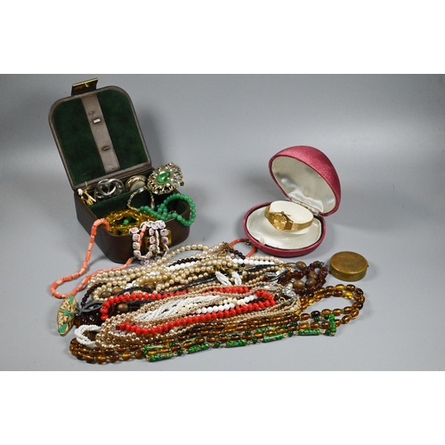 348 - WITHDRAWN Collection of vintage and later costume jewellery including beads, necklaces, wristwatch, ... 