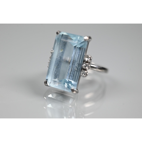 351 - A rectangular aquamarine and diamond ring, the baguette cut aquamarine with three claw set diamonds ... 