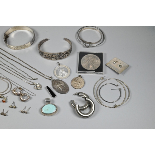 370 - A small collection of silver and white metal jewellery including oval half-hinged bangle, pendants, ... 