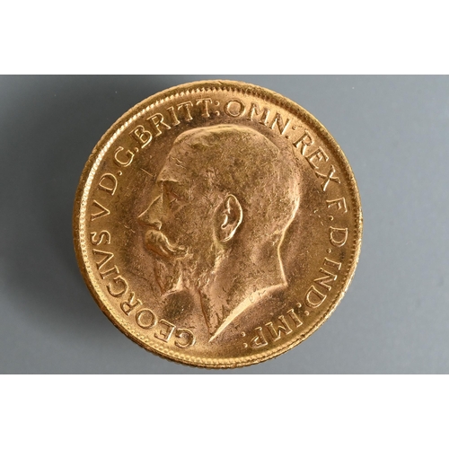 477 - A George V gold sovereign, dated 1915