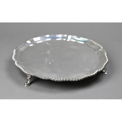 54 - George III silver letter salver with moulded and gadrooned rim, on three hoof feet, Ebenezer Coker, ... 