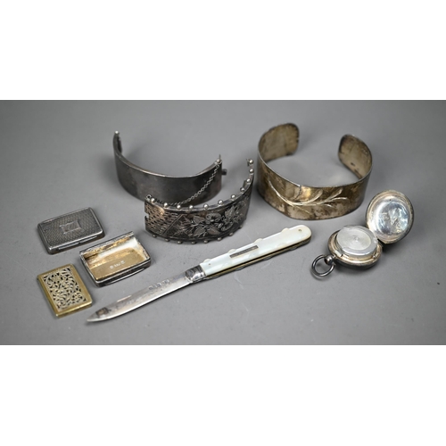60 - Early Victorian silver vinaigrette, maker TS, Birmingham 1838 (hinges f/r), to/w a sovereign case (l... 