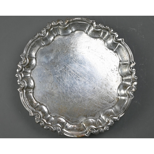 97 - A Victorian silver card salver in the Georgian taste, with moulded rim and three scroll feet, Willia... 