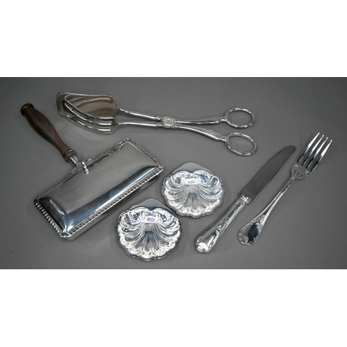 221 - A set of US Sterling Old Orange Blossom pattern flatware and cutlery for twelve settings, including ... 