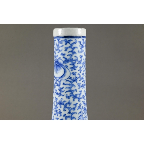 512 - A 19th centruy Chinese Straits Chinese blue and white porcelain sweet pea pattern vase, painted in u... 