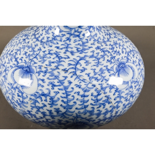 512 - A 19th centruy Chinese Straits Chinese blue and white porcelain sweet pea pattern vase, painted in u... 