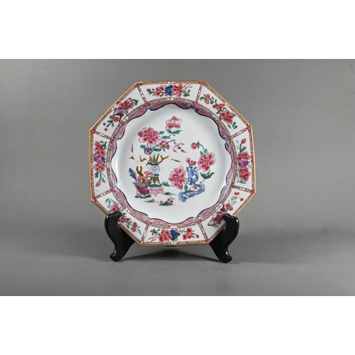 559 - An 18th century Chinese famille rose octagonal plate, painted with vases and flowers in polychrome e... 