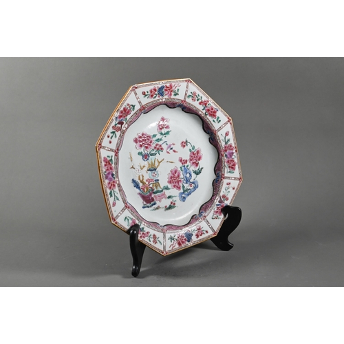 559 - An 18th century Chinese famille rose octagonal plate, painted with vases and flowers in polychrome e... 