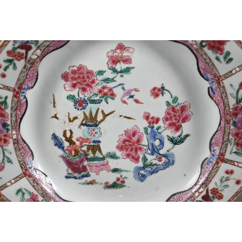 559 - An 18th century Chinese famille rose octagonal plate, painted with vases and flowers in polychrome e... 