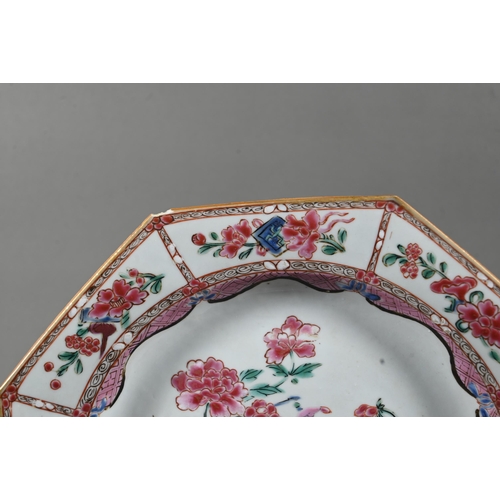 559 - An 18th century Chinese famille rose octagonal plate, painted with vases and flowers in polychrome e... 