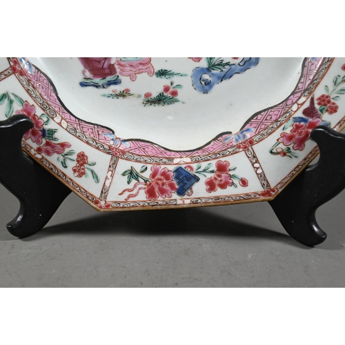 559 - An 18th century Chinese famille rose octagonal plate, painted with vases and flowers in polychrome e... 