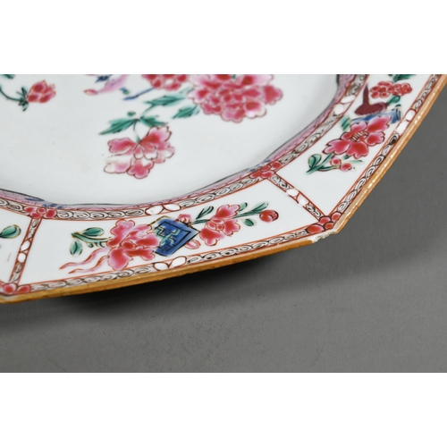 559 - An 18th century Chinese famille rose octagonal plate, painted with vases and flowers in polychrome e... 