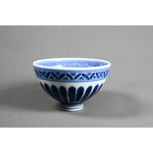 563 - A Chinese blue and white porcelain 'lotus' bowl, lianzi wan, in the Ming/Yongle period style, painte... 