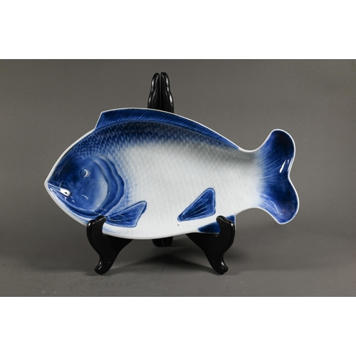 572 - Four 19th century Japanese Arita blue and white pocelain fish shaped kaiseki plates, Meiji period (1... 