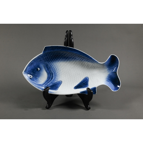 572 - Four 19th century Japanese Arita blue and white pocelain fish shaped kaiseki plates, Meiji period (1... 