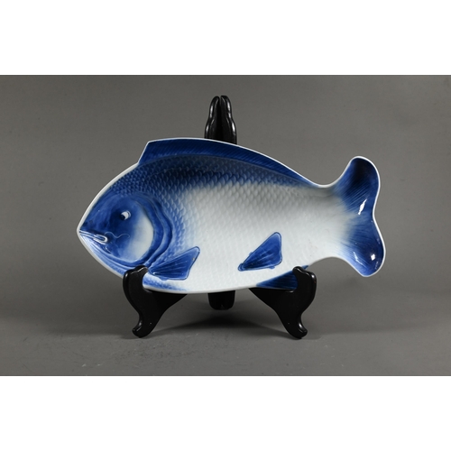 572 - Four 19th century Japanese Arita blue and white pocelain fish shaped kaiseki plates, Meiji period (1... 