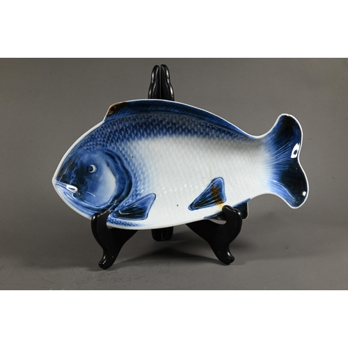 572 - Four 19th century Japanese Arita blue and white pocelain fish shaped kaiseki plates, Meiji period (1... 