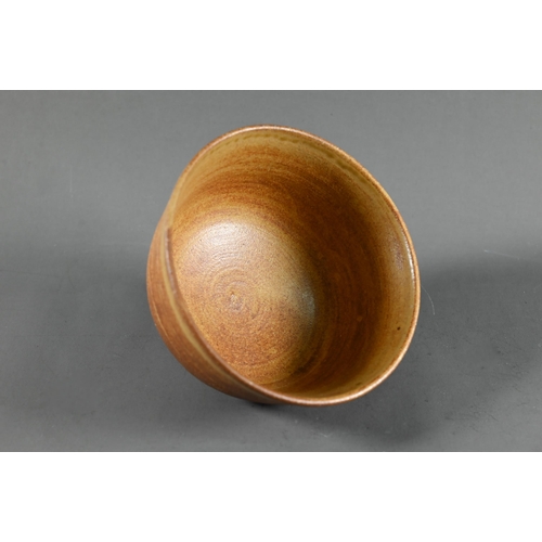 588 - A 20th century Japanese pottery Fujiwa-yaki honey glazed tea bowl (chawan) on triangular incised ung... 