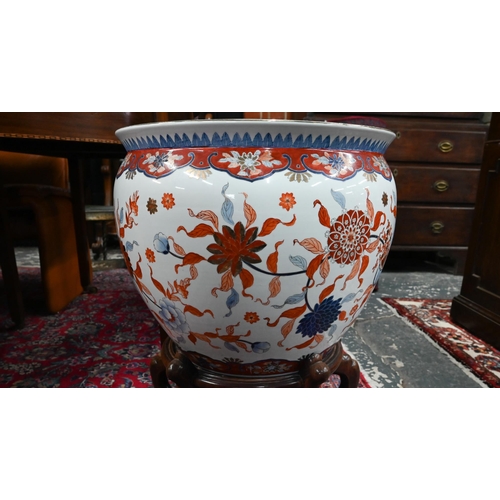 599 - A large 20th century Chinese Imari fish bowl jardiniere, the exterior painted with floral designs, t... 