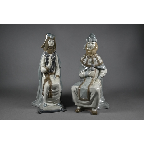 620 - A pair of Lladro figures 'Gothic King' and 'Queen', 4688/89, 28/29 cm (2)