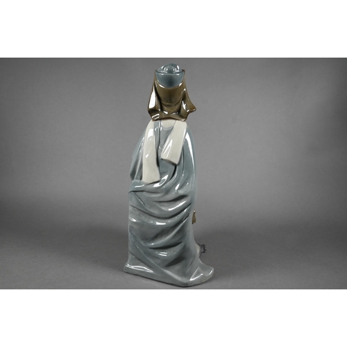 620 - A pair of Lladro figures 'Gothic King' and 'Queen', 4688/89, 28/29 cm (2)