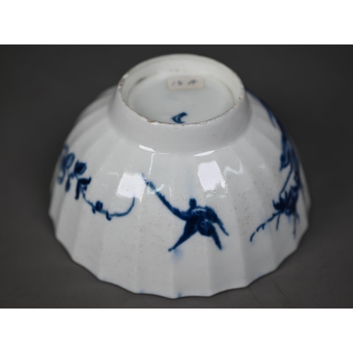 652 - A First Period Worcester porcelain blue and white 12 cm bowl, painted with floral designs, to/w a te... 