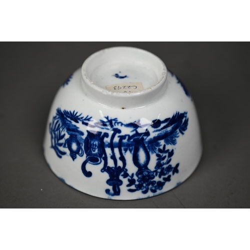 652 - A First Period Worcester porcelain blue and white 12 cm bowl, painted with floral designs, to/w a te... 