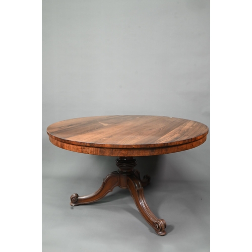 941 - A Victorian rosewood breakfast table, the circular tilt top raised on four moulded swept legs to scr... 