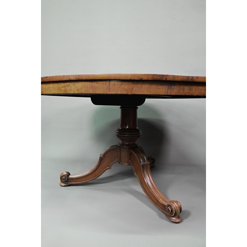 941 - A Victorian rosewood breakfast table, the circular tilt top raised on four moulded swept legs to scr... 