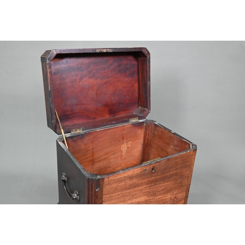 943 - A small Georgian mahogany cellarette, the canted reeded corners to square legs, on castors, carrying... 