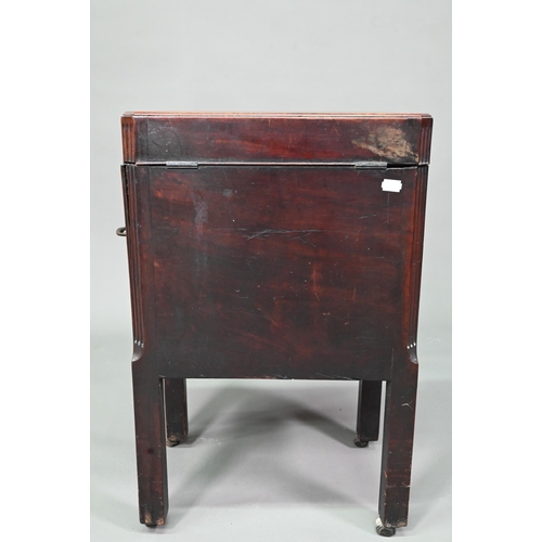 943 - A small Georgian mahogany cellarette, the canted reeded corners to square legs, on castors, carrying... 