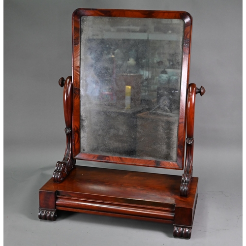 991 - A Georgian mahogany toilet mirror, on single drawer platform base, raised on moulded scroll feet, 58... 