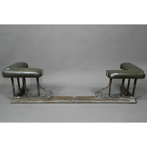 992 - An Art Nouveau club fender, with green leather corner seats, 138 cm w x 40 cm x 35 cm h (internal 12... 