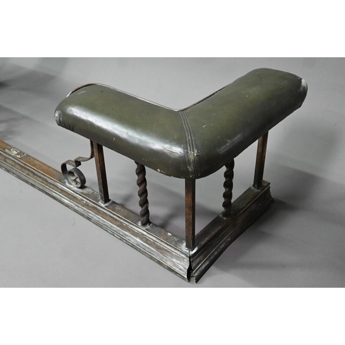 992 - An Art Nouveau club fender, with green leather corner seats, 138 cm w x 40 cm x 35 cm h (internal 12... 