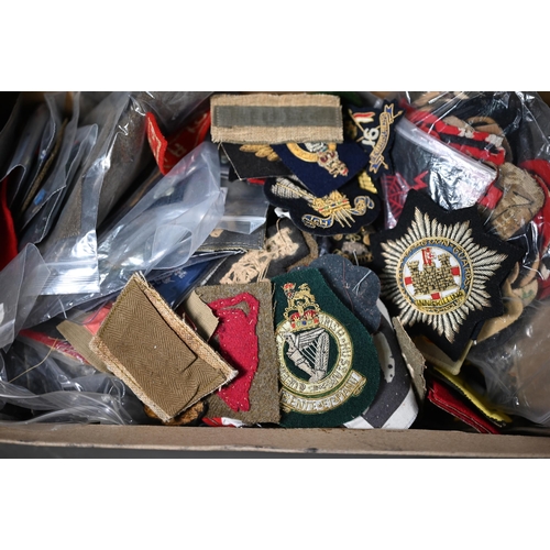 1153 - A large quantity of military patches, WWI and later, mostly British regiments, Divisions, rank insig... 