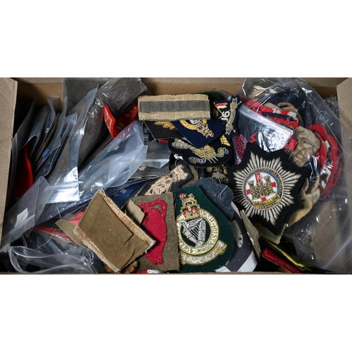 1153 - A large quantity of military patches, WWI and later, mostly British regiments, Divisions, rank insig... 