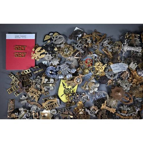 1154 - A quantity of assorted military cap badges and insignia, mostly British and to/with assorted tunic b... 