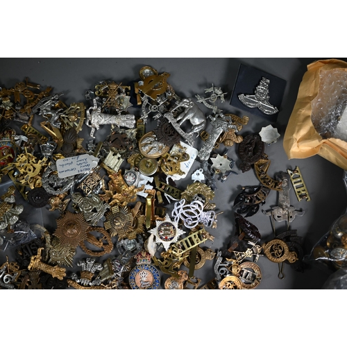 1154 - A quantity of assorted military cap badges and insignia, mostly British and to/with assorted tunic b... 