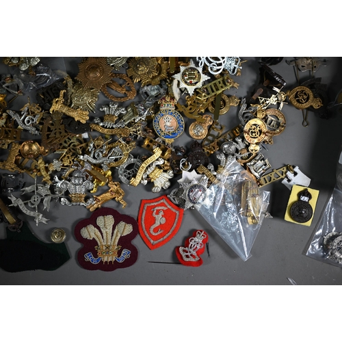 1154 - A quantity of assorted military cap badges and insignia, mostly British and to/with assorted tunic b... 