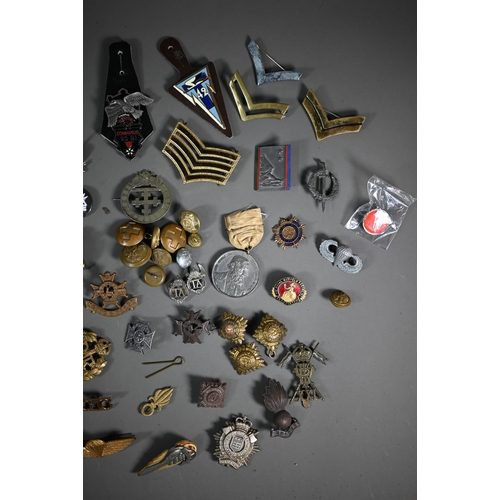 1155 - A quantity of assorted world military cap badges, insignia and tunic buttons incl. Belgium, Dutch, B... 