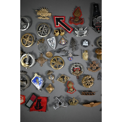 1155 - A quantity of assorted world military cap badges, insignia and tunic buttons incl. Belgium, Dutch, B... 