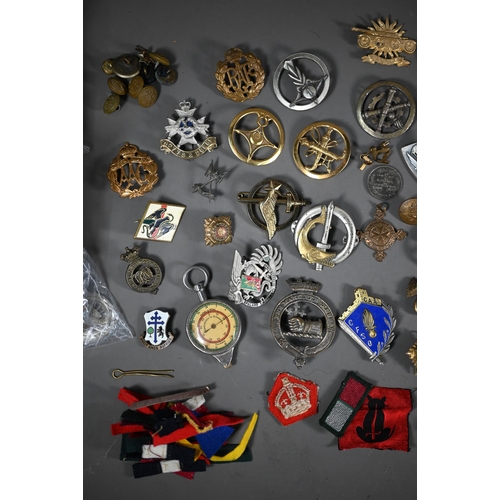 1155 - A quantity of assorted world military cap badges, insignia and tunic buttons incl. Belgium, Dutch, B... 