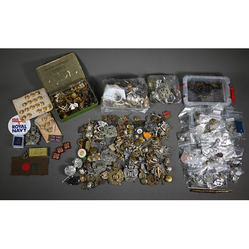 1156 - A quantity of British military cap badges, insignia, rank titles, to/w tunic buttons etc, some stay-... 