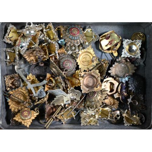 1156 - A quantity of British military cap badges, insignia, rank titles, to/w tunic buttons etc, some stay-... 